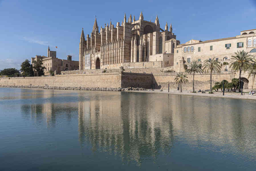 Mallorca - Palma 001 - catedral-basílica de Santa Maria de Mallorca y palacio real de la Almudaina.jpg